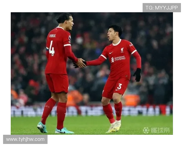 足球巨星与爱侣的浪漫故事：球场内外的心动瞬间与情感纠葛