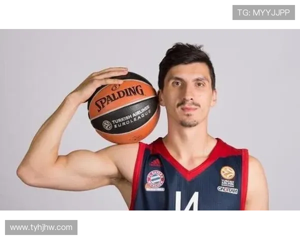 足球球星主播:从场上到镜头前的跨界之路与影响力分析 足球球星主播:从场上到镜头前的跨界之路与影响力分析